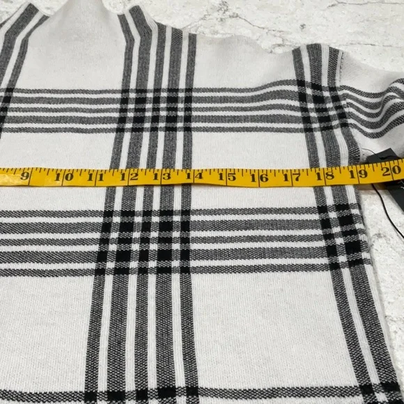TAHARI Turtleneck sweater with black and white check print.Size XS - Picture 5 of 7